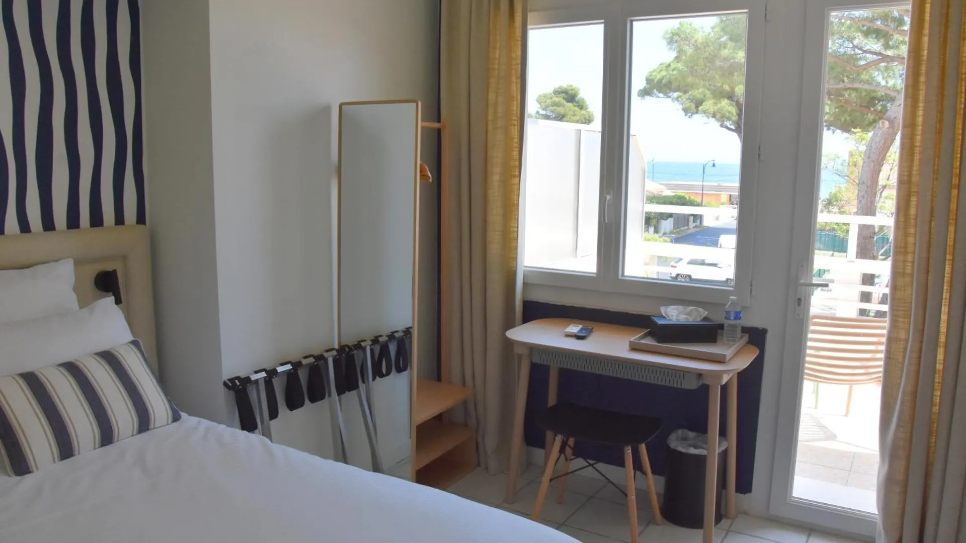 Logis Hotel Restaurant Le Kalliste Ιέρ Γαλλία