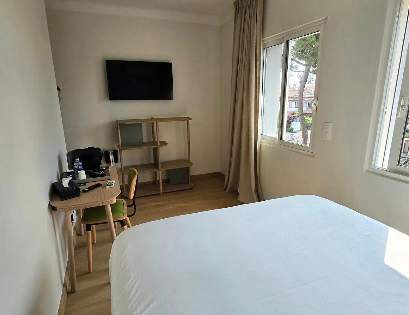 **  Logis Hotel Restaurant Le Kalliste Ιέρ Γαλλία